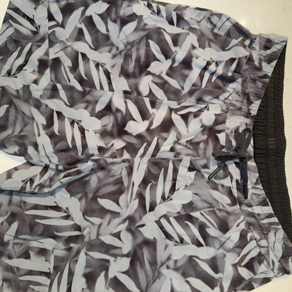 lululemon athletica Black and Gray Athletic Shorts size Medium